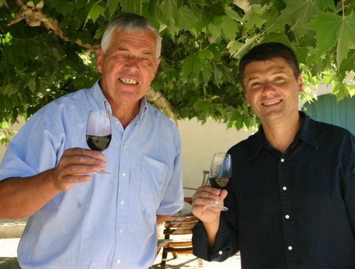 Hans Walraven et Bruno Le Breton devant le platane de La Jasse